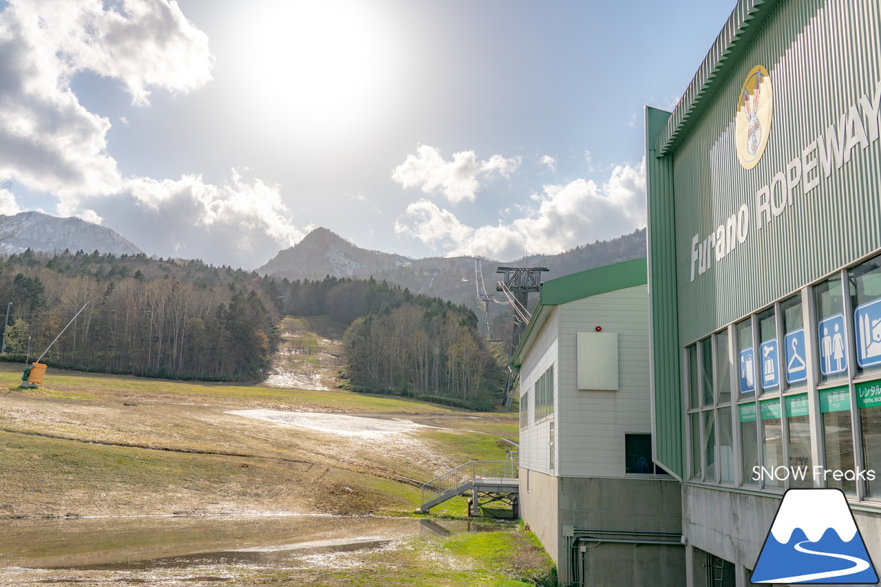 富良野スキー場｜60周年となった2022-2023シーズンの営業は、5月3日（水）まで。融雪が進む中でも懸命のゲレンデ作り…。ありがとう、富良野スキー場！